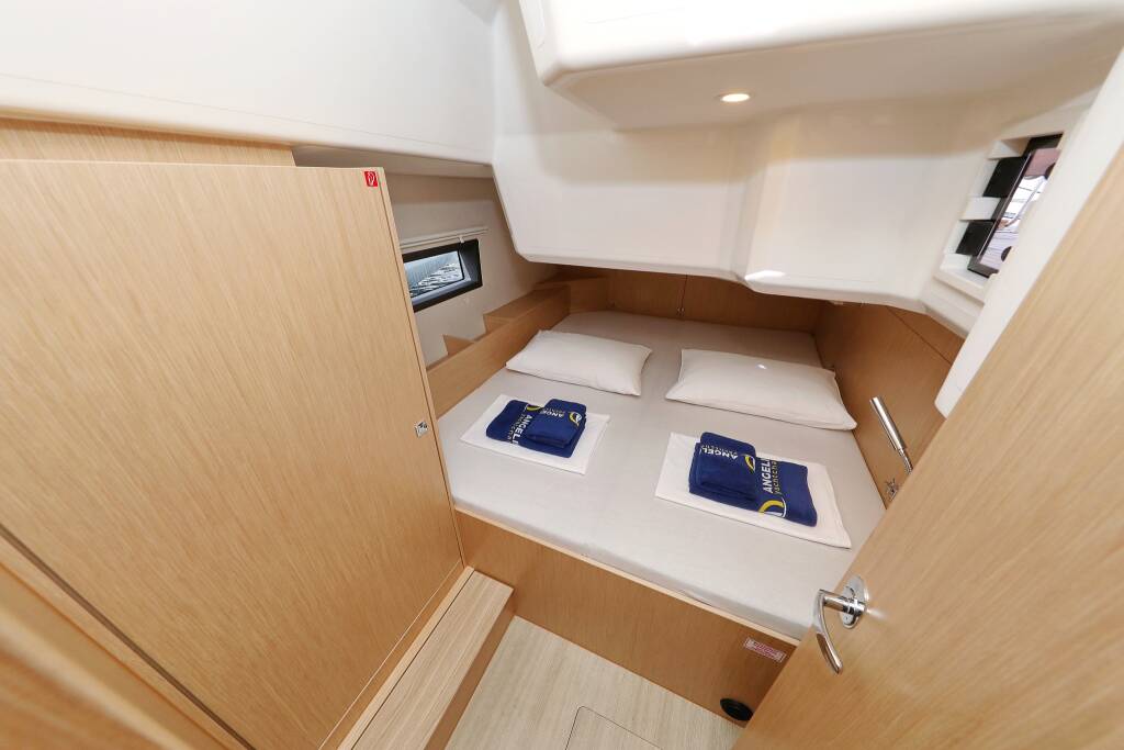 Bavaria C42 Levente