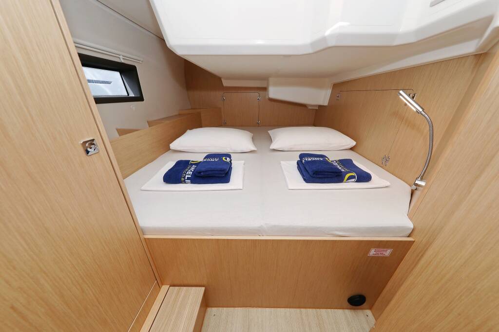 Bavaria C42 Levente