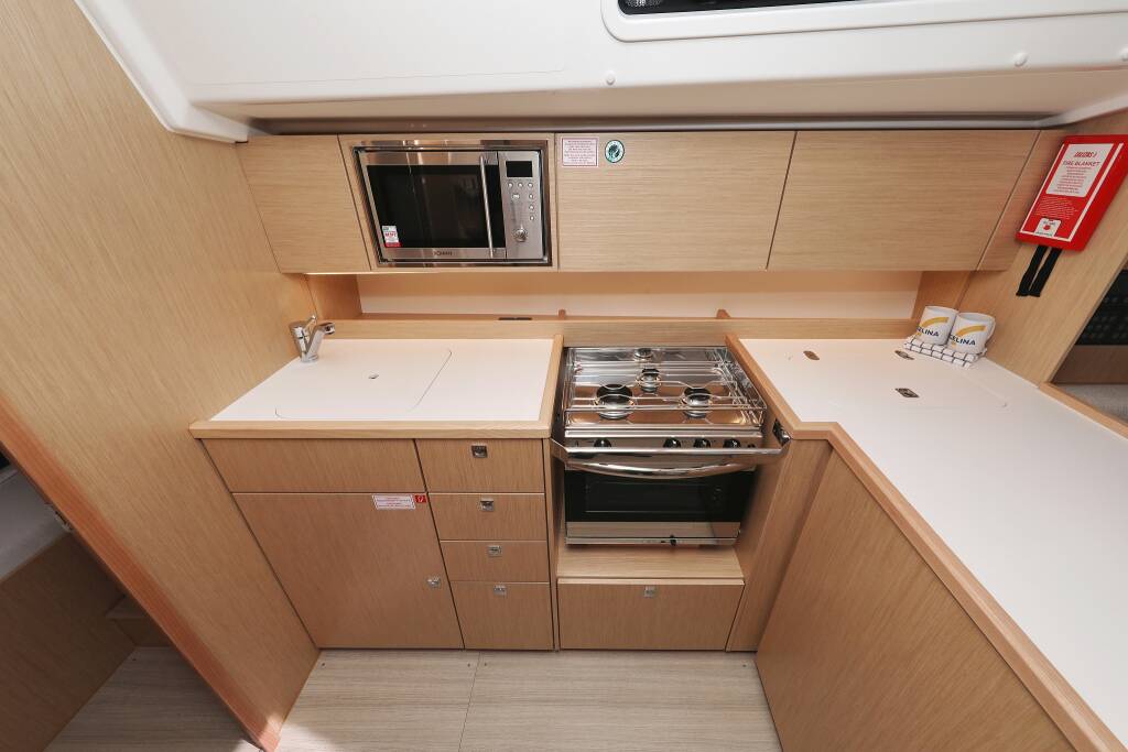 Bavaria C42 Levente