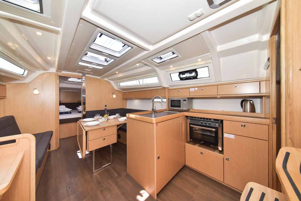 Bavaria Cruiser 37 White Pearl 
