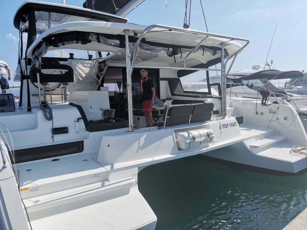 Lagoon 42 Top Light