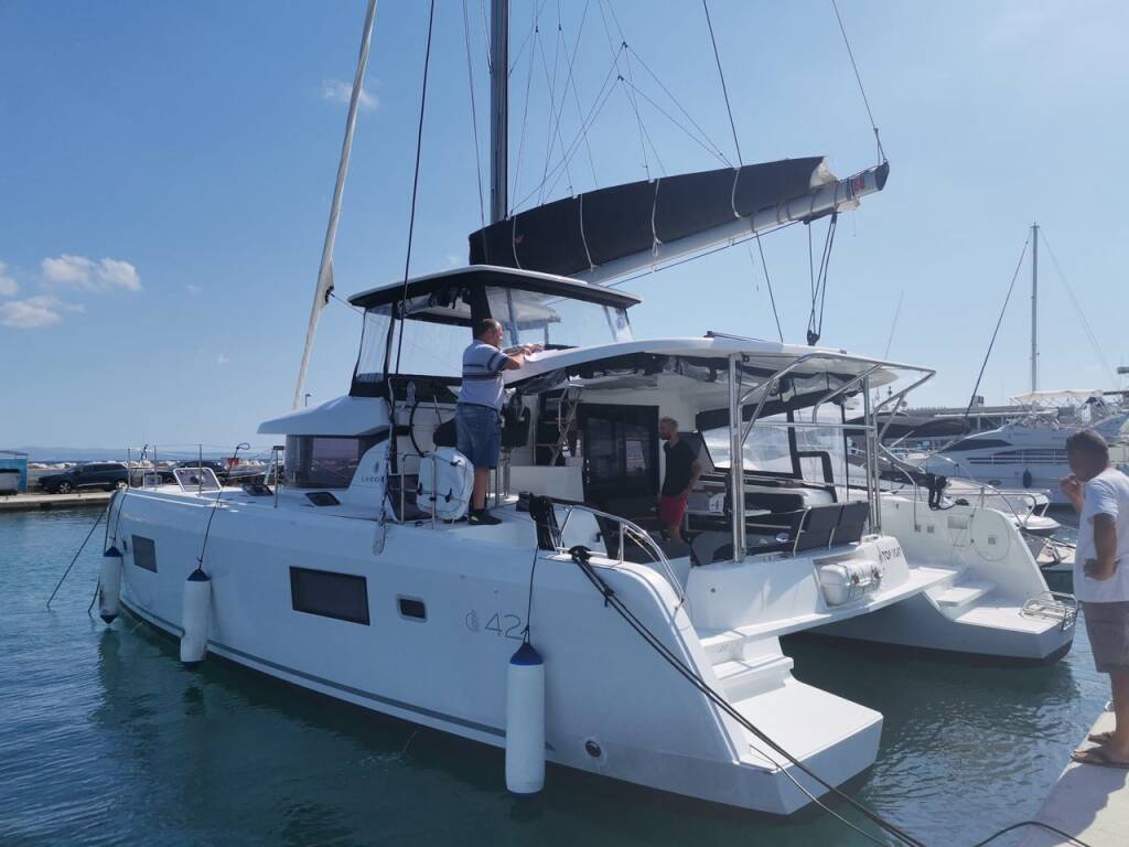 Lagoon 42 Top Light