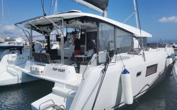 Lagoon 42 Top Light