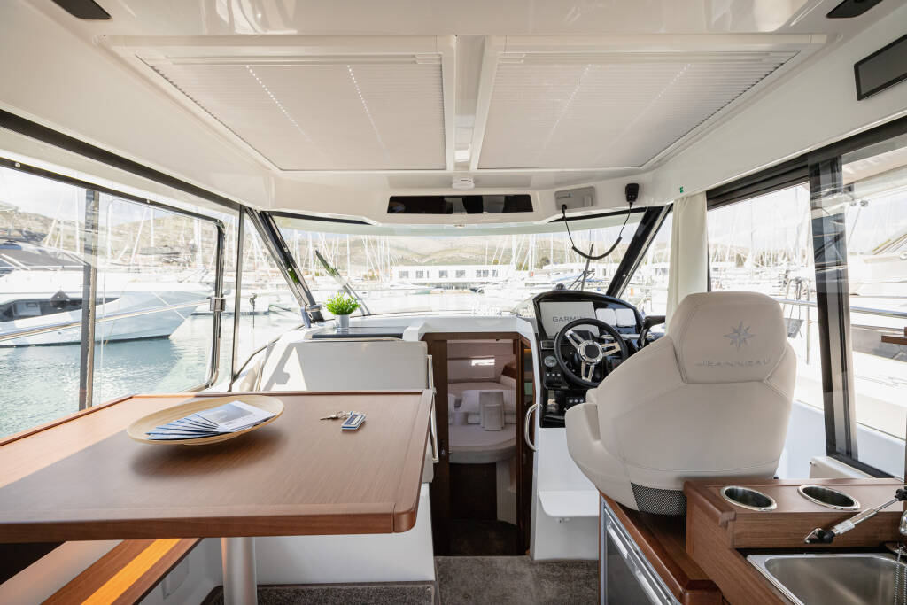 Merry Fisher 895 Offshore Shearwater