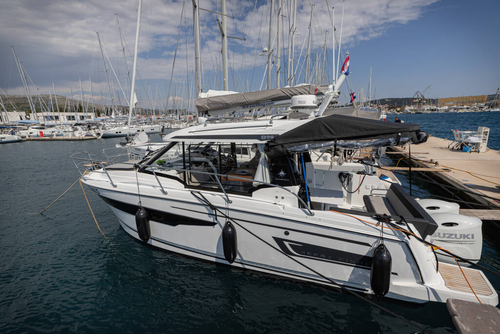 Merry Fisher 895 Offshore Shearwater