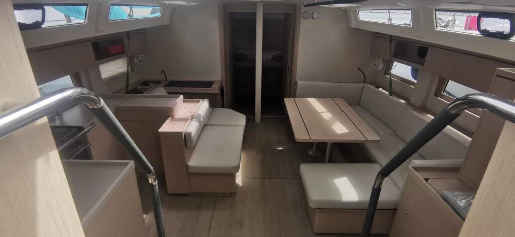 Oceanis 51.1 Living in sea