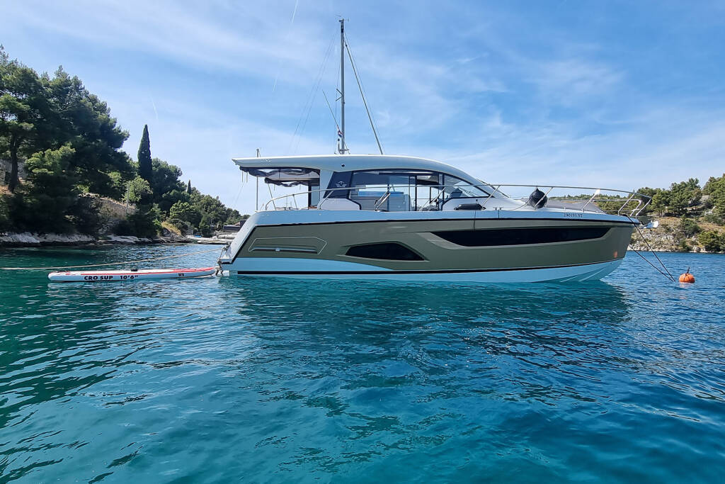 Sealine C390 Tireless
