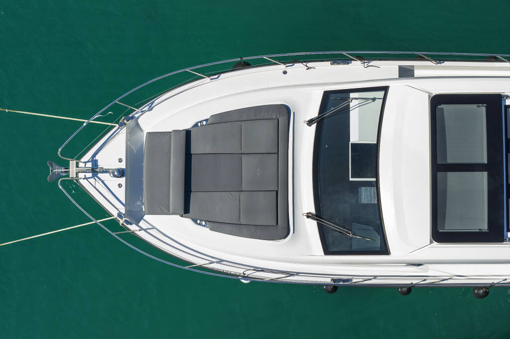 Sealine C390 Tireless