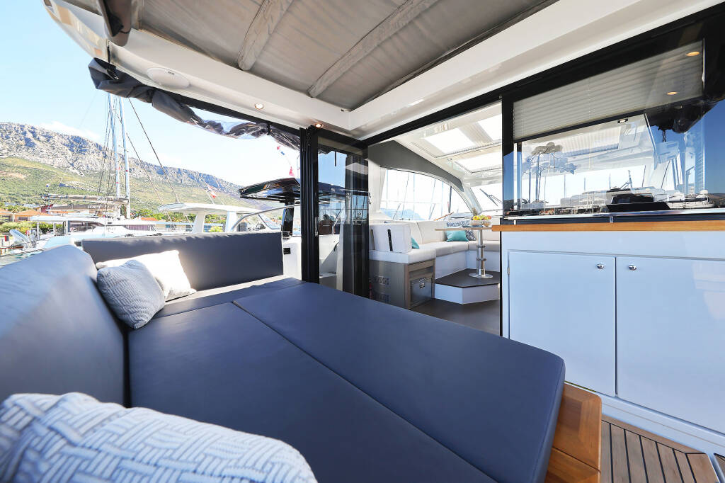 Sealine C390 Tireless