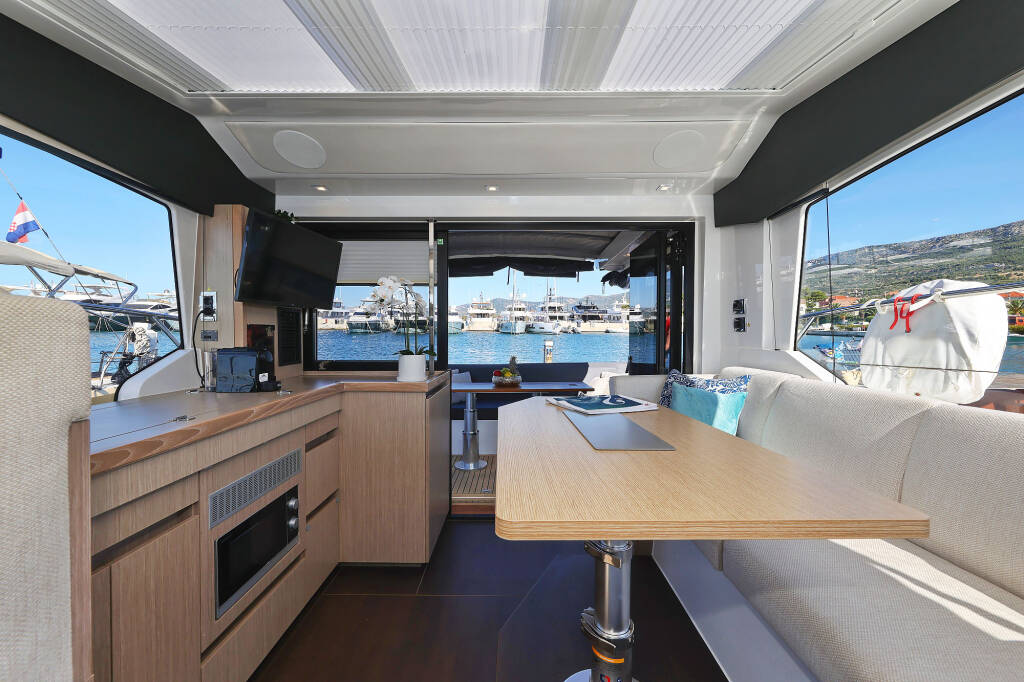 Sealine C390 Tireless