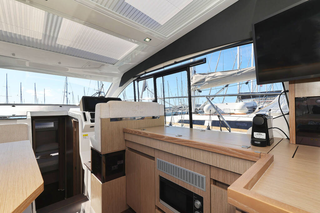Sealine C390 Tireless
