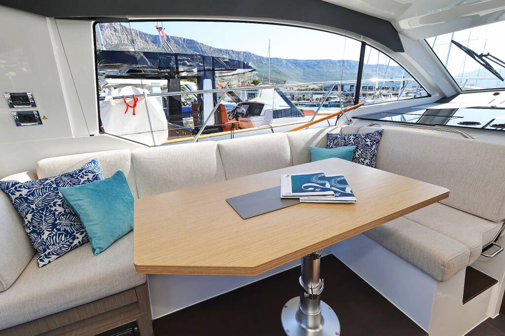 Sealine C390 Tireless