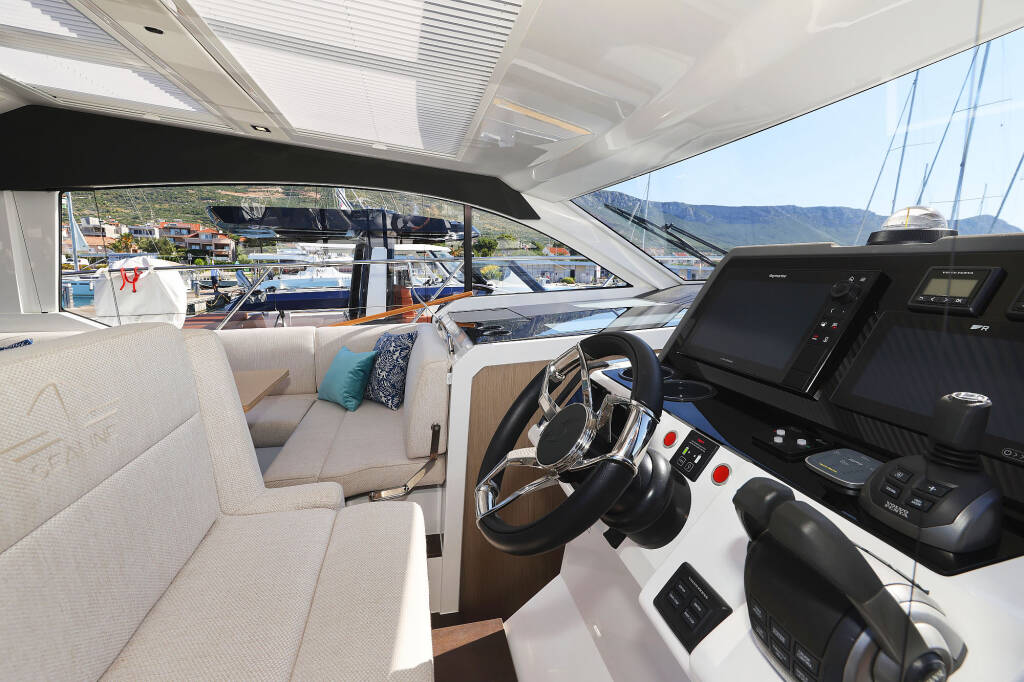Sealine C390 Tireless