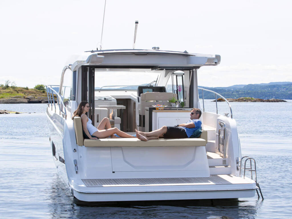 Sealine C390 Ecstasea