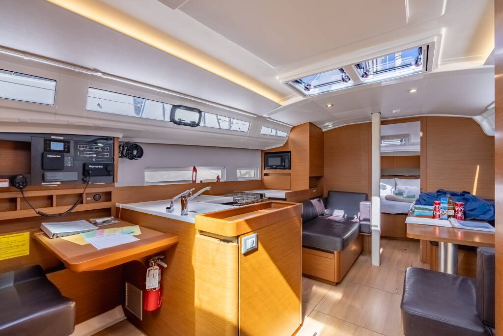 Sun Odyssey 410 Easy Skanking