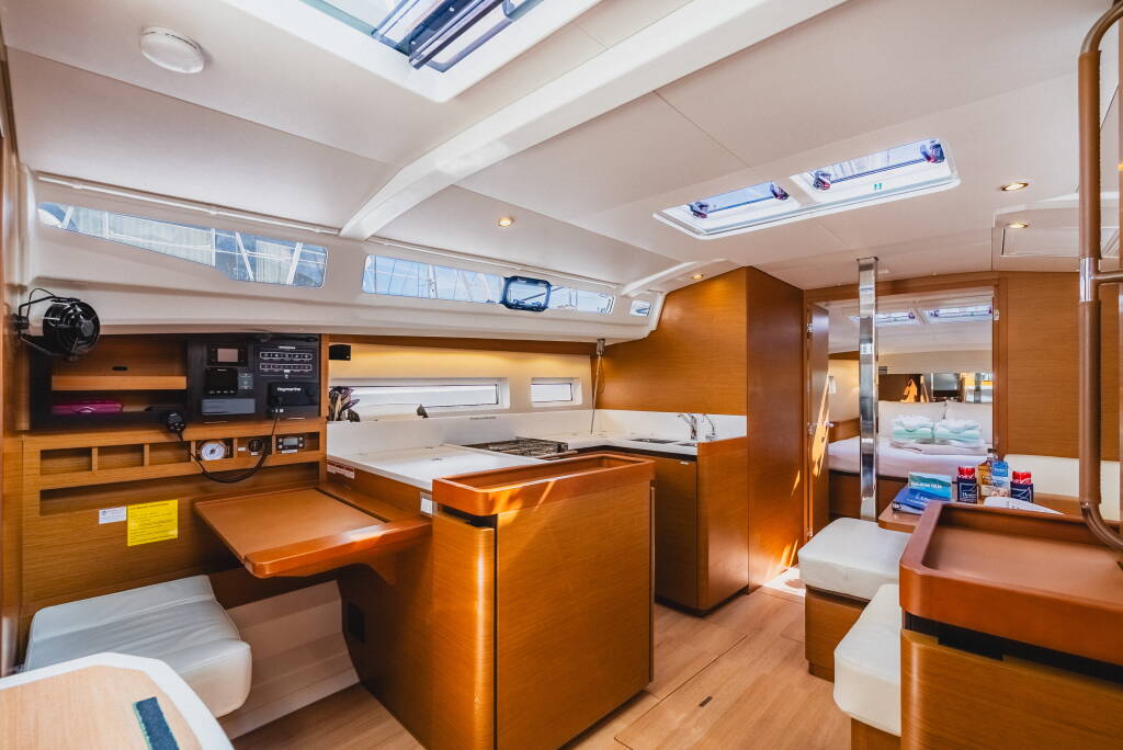 Sun Odyssey 440 Air Guitar