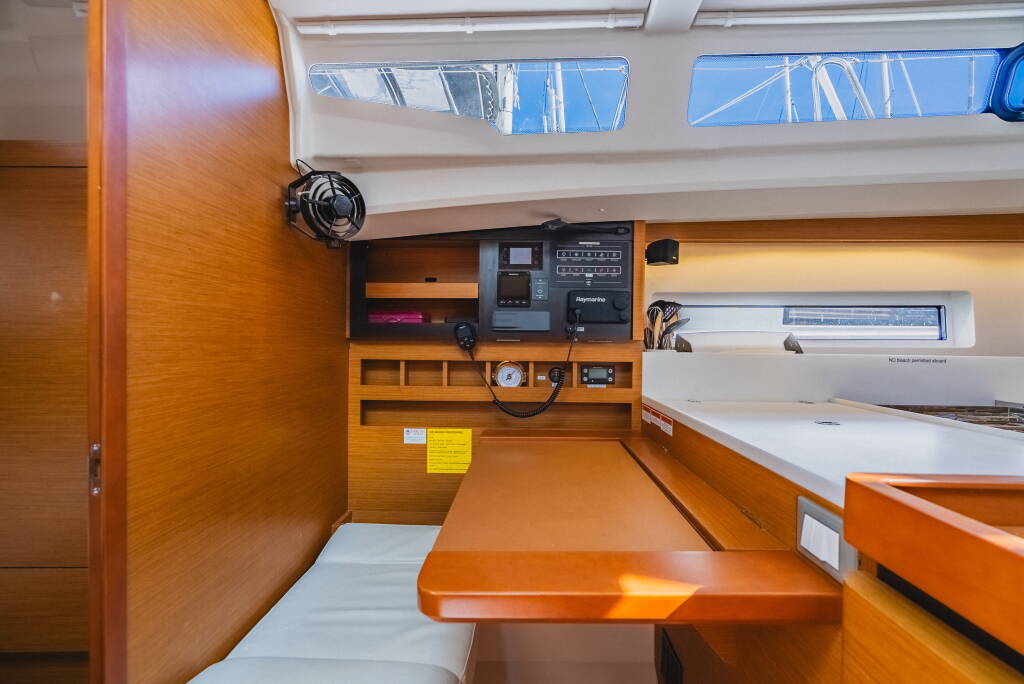 Sun Odyssey 440 Air Guitar