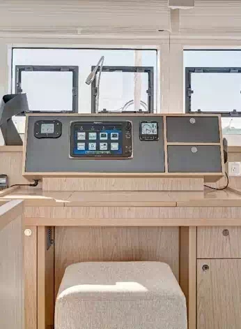 Catamaran Lagoon 52 Navigation Desk