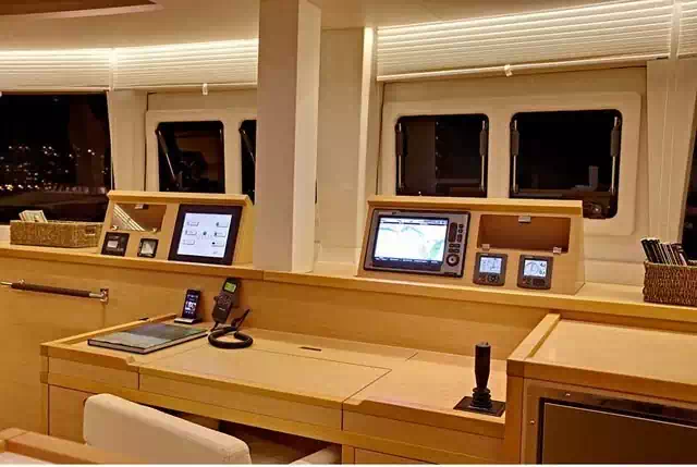 Catamaran Lagoon 560 Navigation Desk