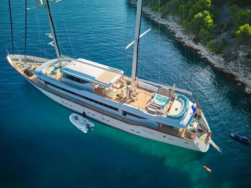Omnia Luxury Yacht
