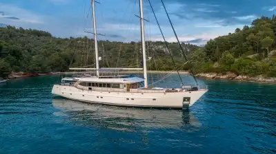Luxury Yacht NAVILUX